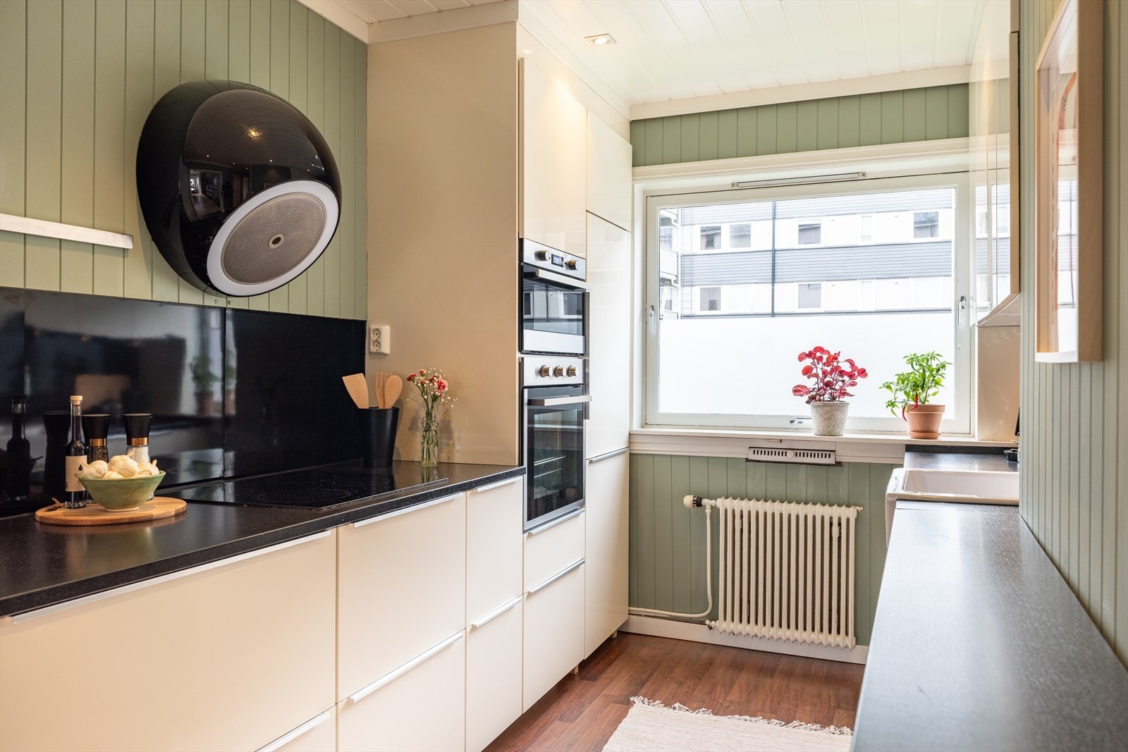 Stilrent kjøkken på 9,6 m² med mye oppbevaringsmuligheter. Galleribilde