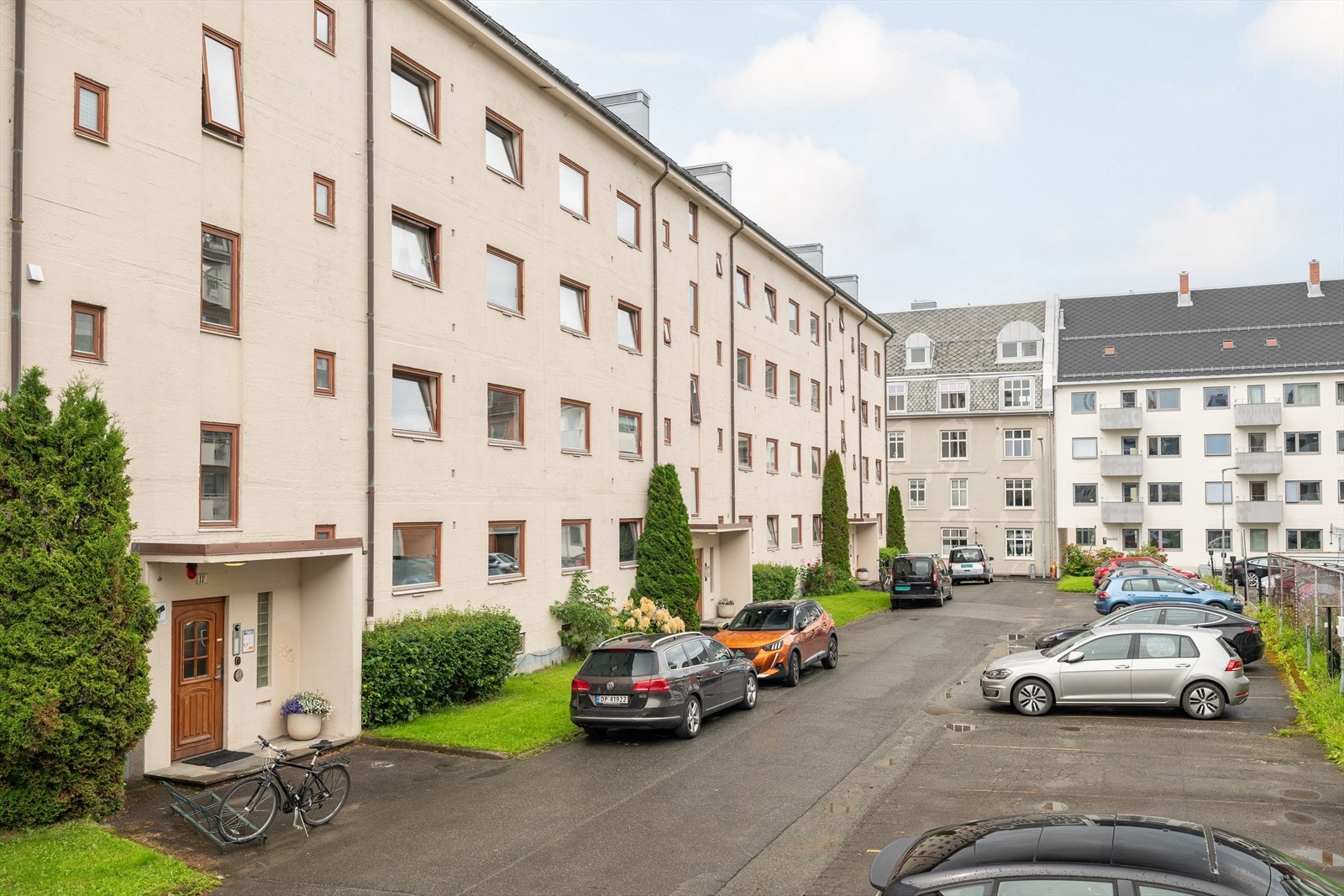 Fasadebilde fra parkeringsplassen. Det er mulighet for å søke om parkeringsplass på borettslagets tomt. Disse fordeles etter boansiennitet. Galleribilde