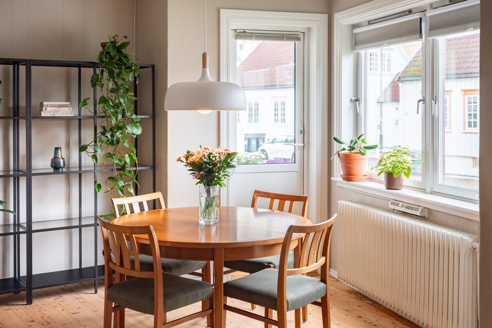 Ved spiseplass er det utgang til leilighetens vestvendte balkong på 3,6 m². Der kan du nyte gode solforhold fra sen formiddag til kveld. Galleribilde