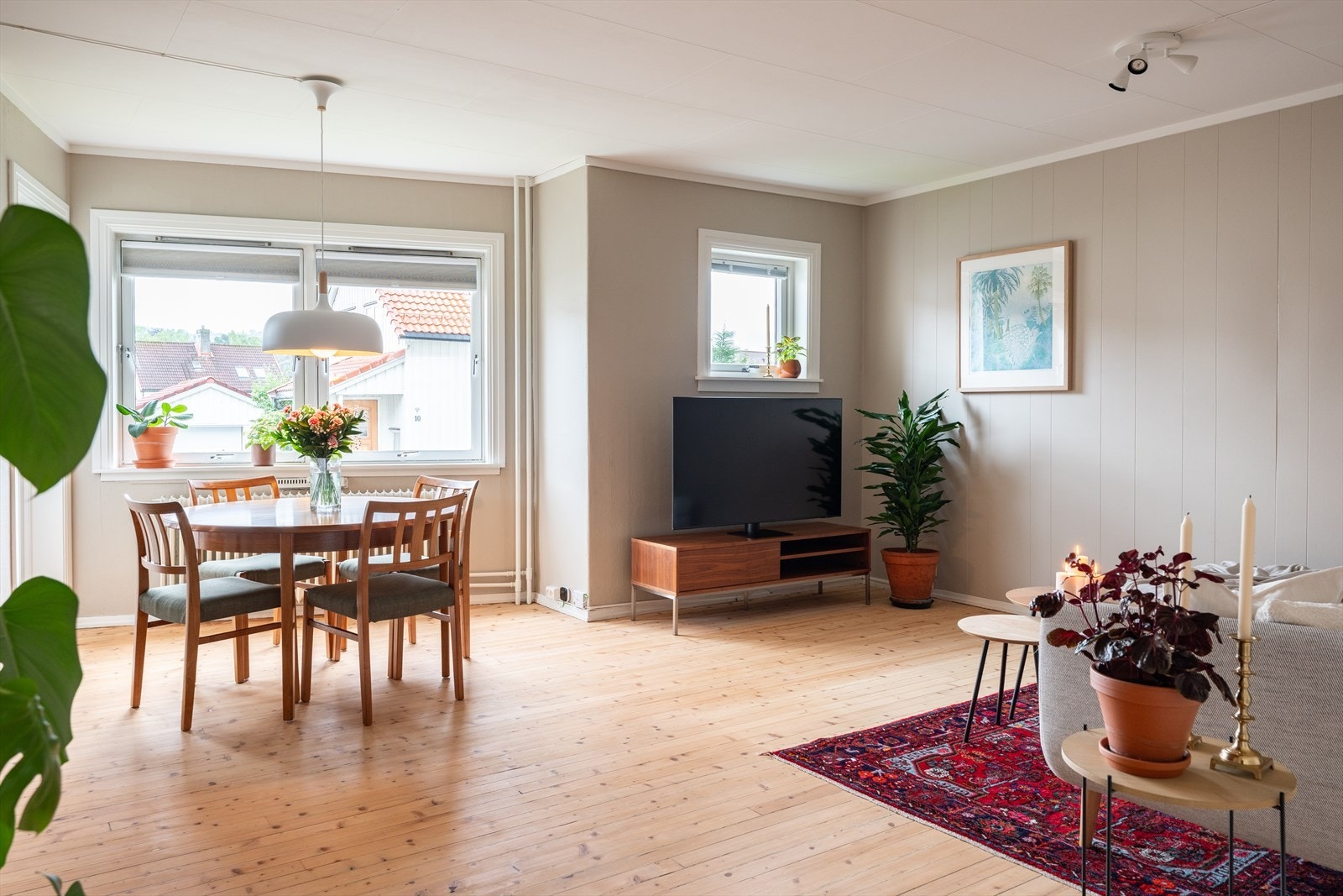De rause vindusflatene sørger for rikelig med naturlig lysinnslipp i leiligheten. Galleribilde