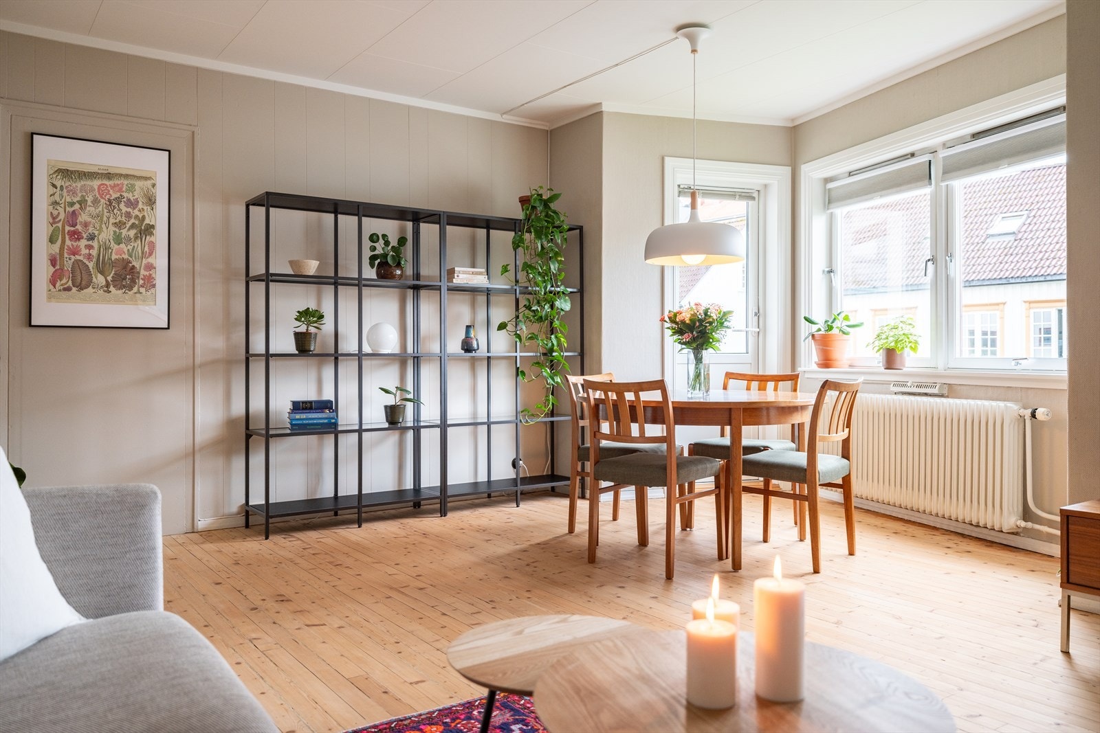 Leiligheten byr på en romslig stue på hele 24,1 m² med direkte utgang til vestvendt balkong. Galleribilde