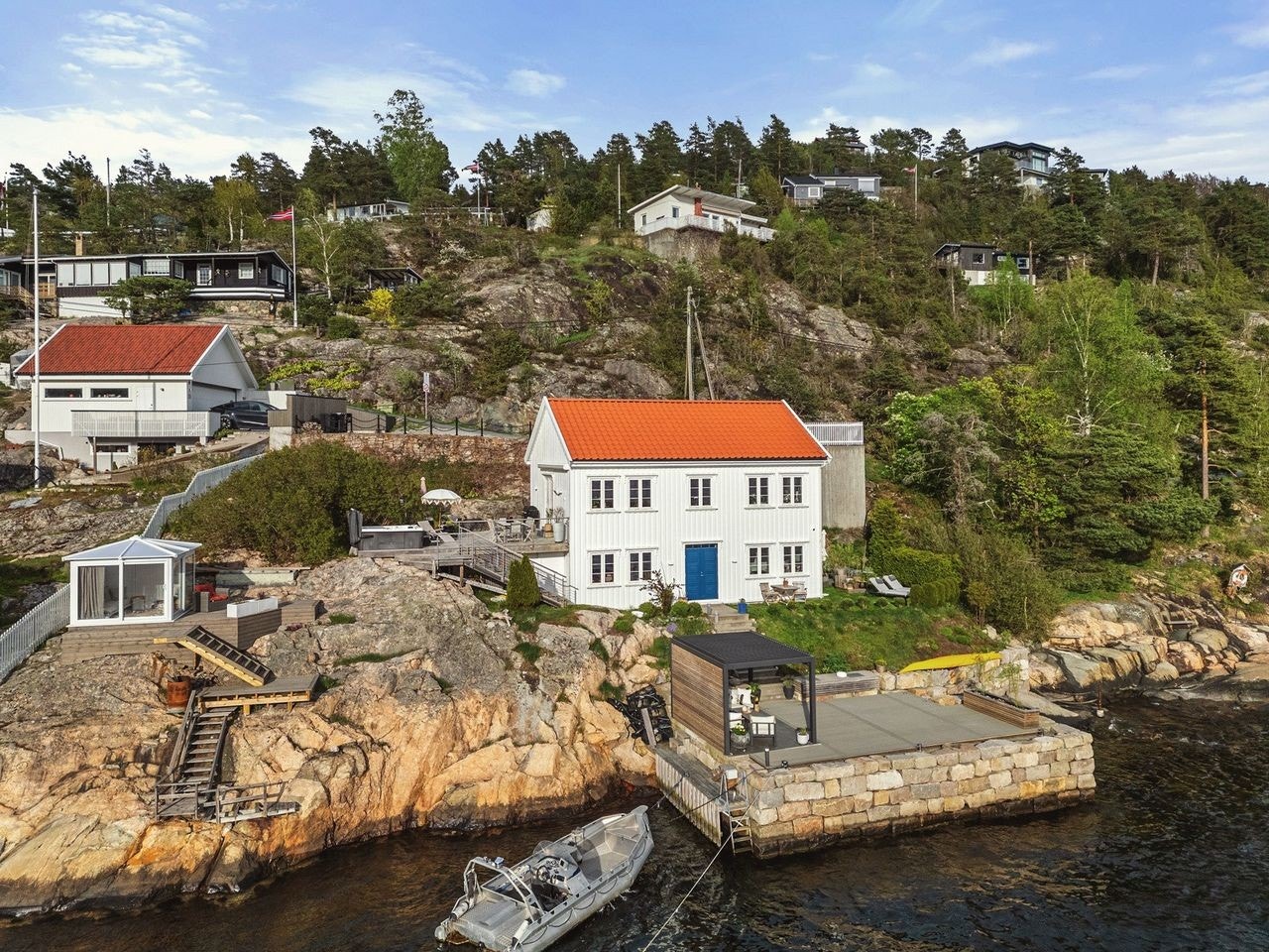Flott hus med stor og solrik uteplass og med brygge og privat strand Galleribilde