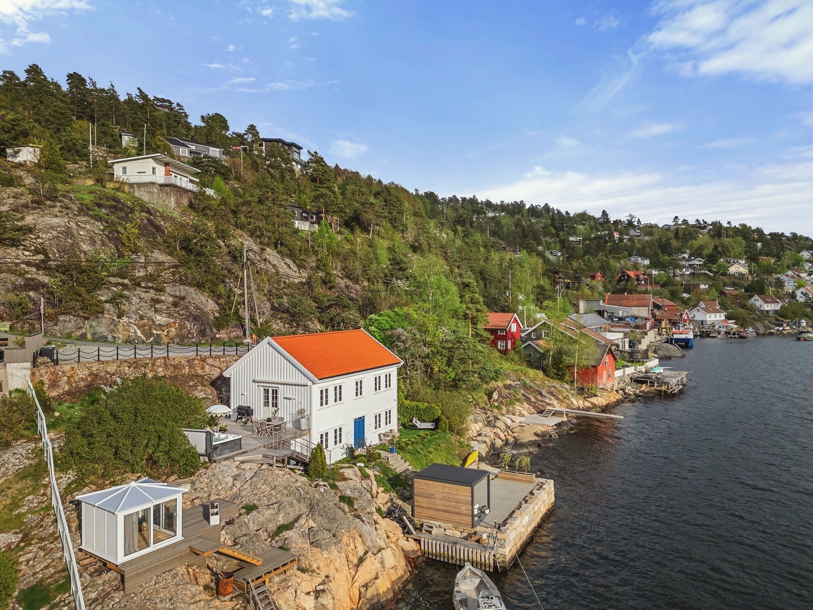 Til huset medfølger egen dypvannsbrygge Galleribilde