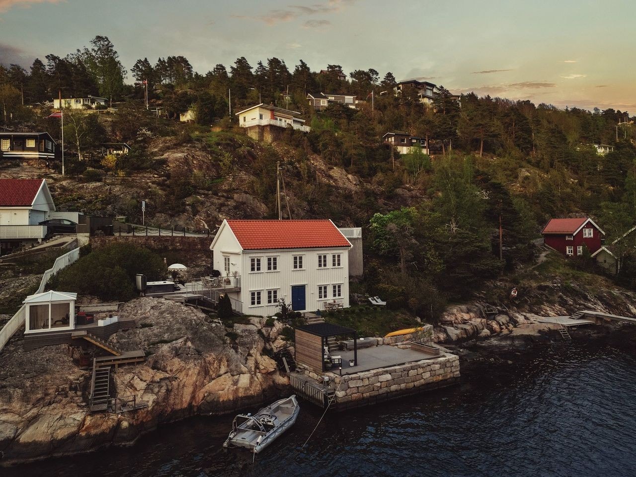 Pergla og lysthus helt i strandkanten Galleribilde