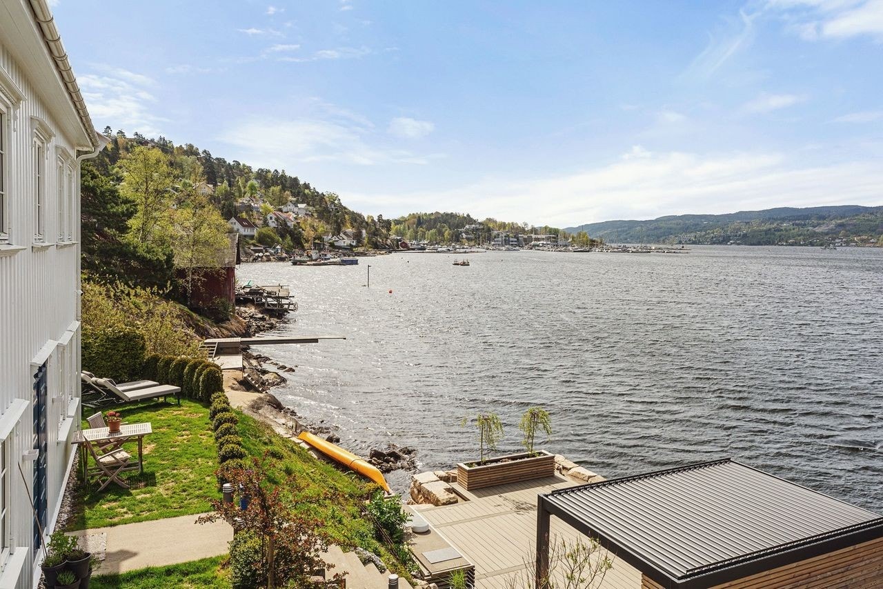 Flott utsikt over båthavn og Oscarsborg Galleribilde