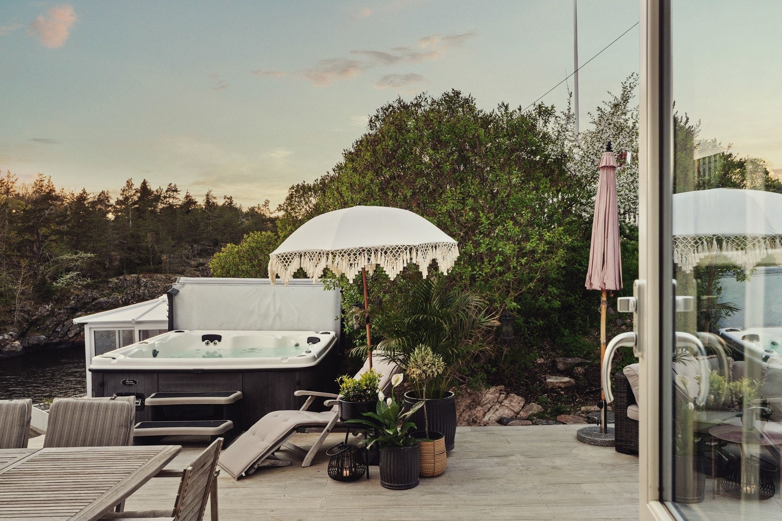 Jacuzzi på solrik terrasse med kveldssol og utsikt Galleribilde