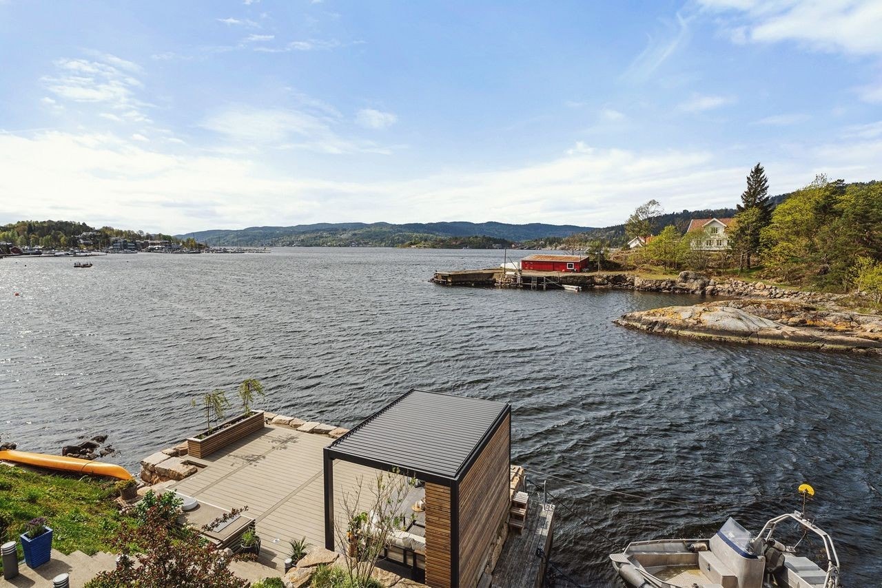 Brygge med moring til båt Galleribilde