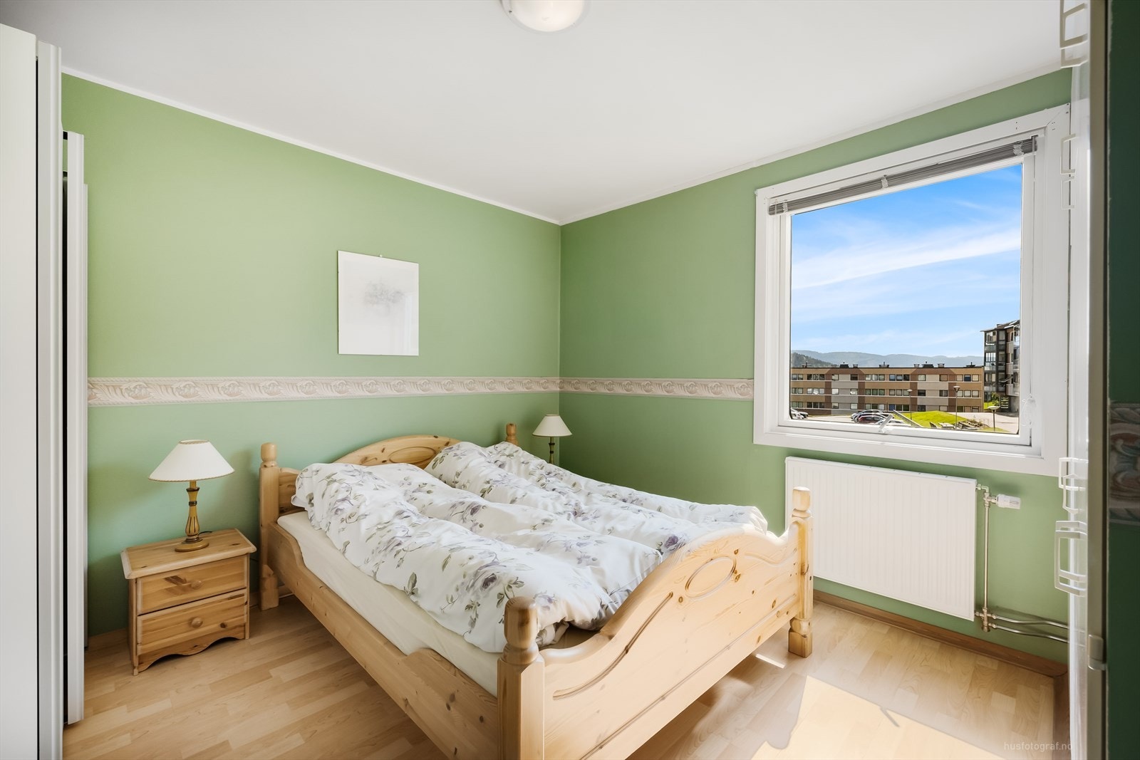 Soverom 2 med skyvedørsgarderobe Galleribilde