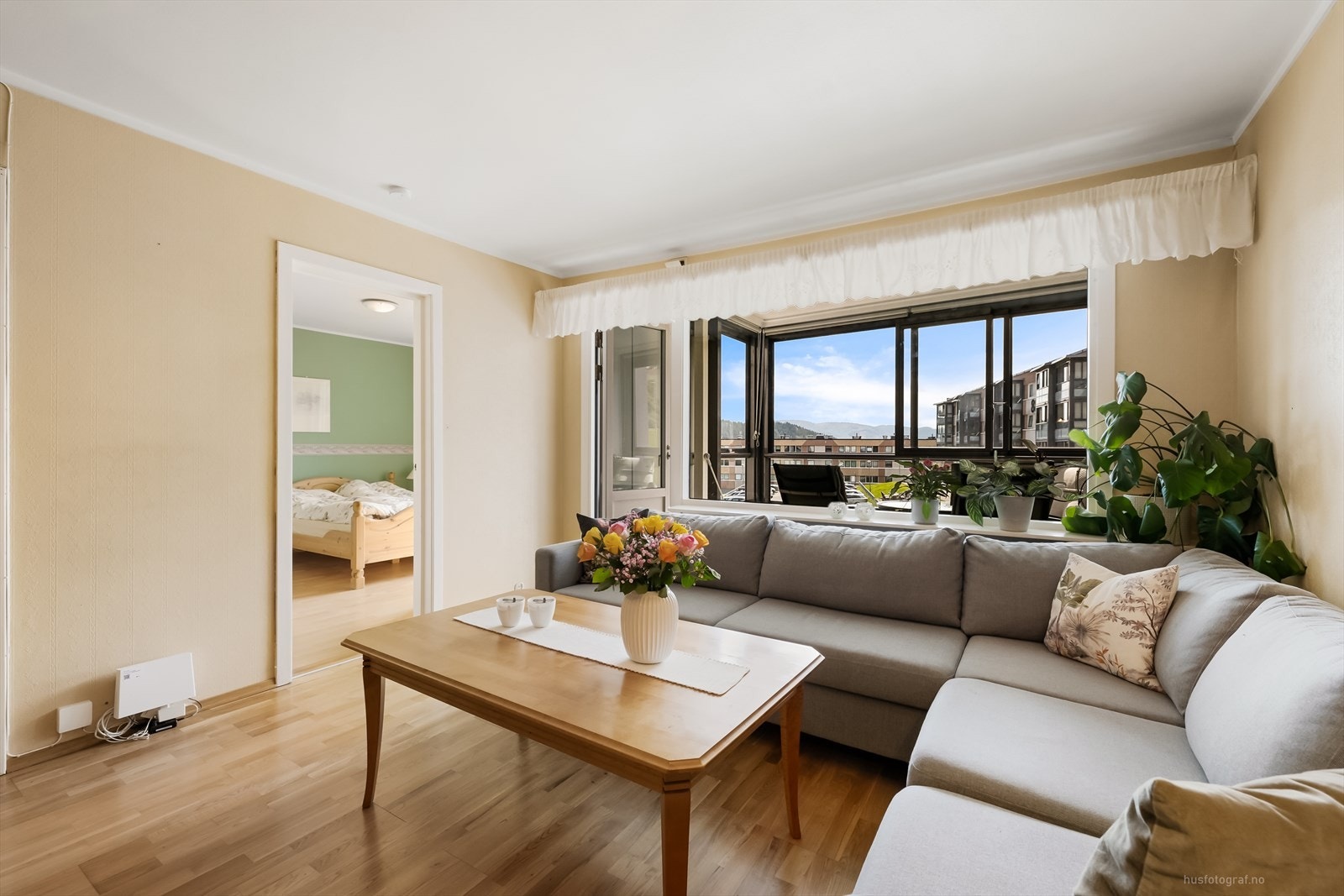 Stue med utgang til innglasset balkong Galleribilde