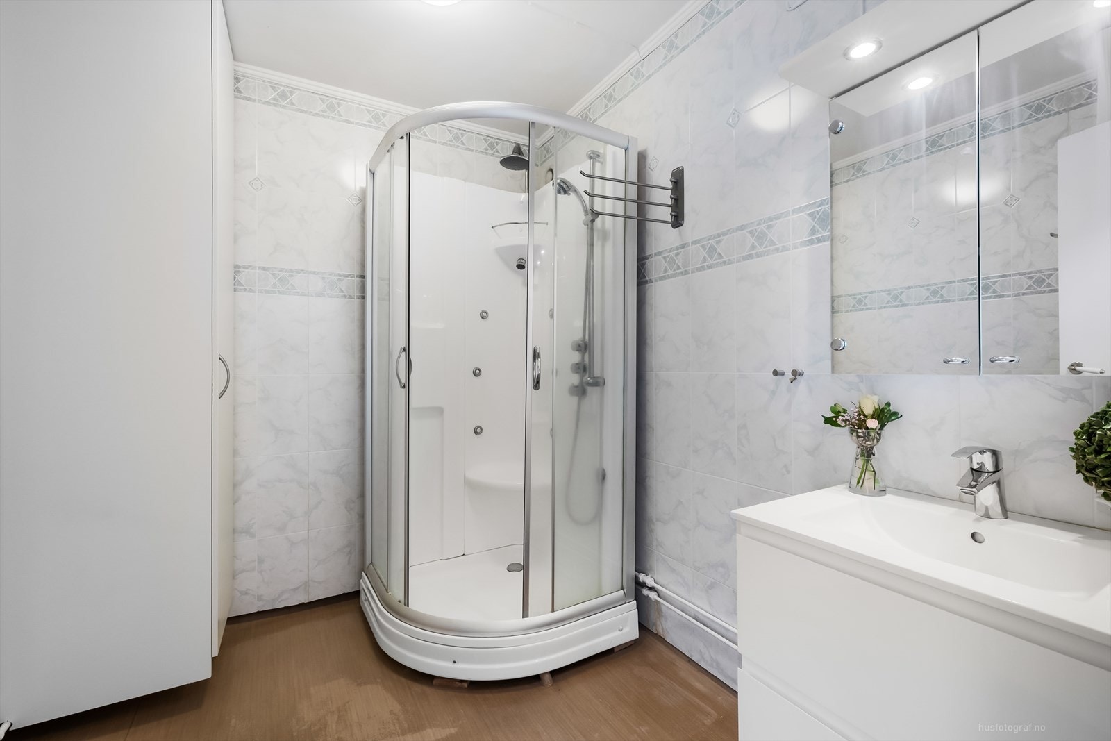 Bad med dusjkabinett Galleribilde