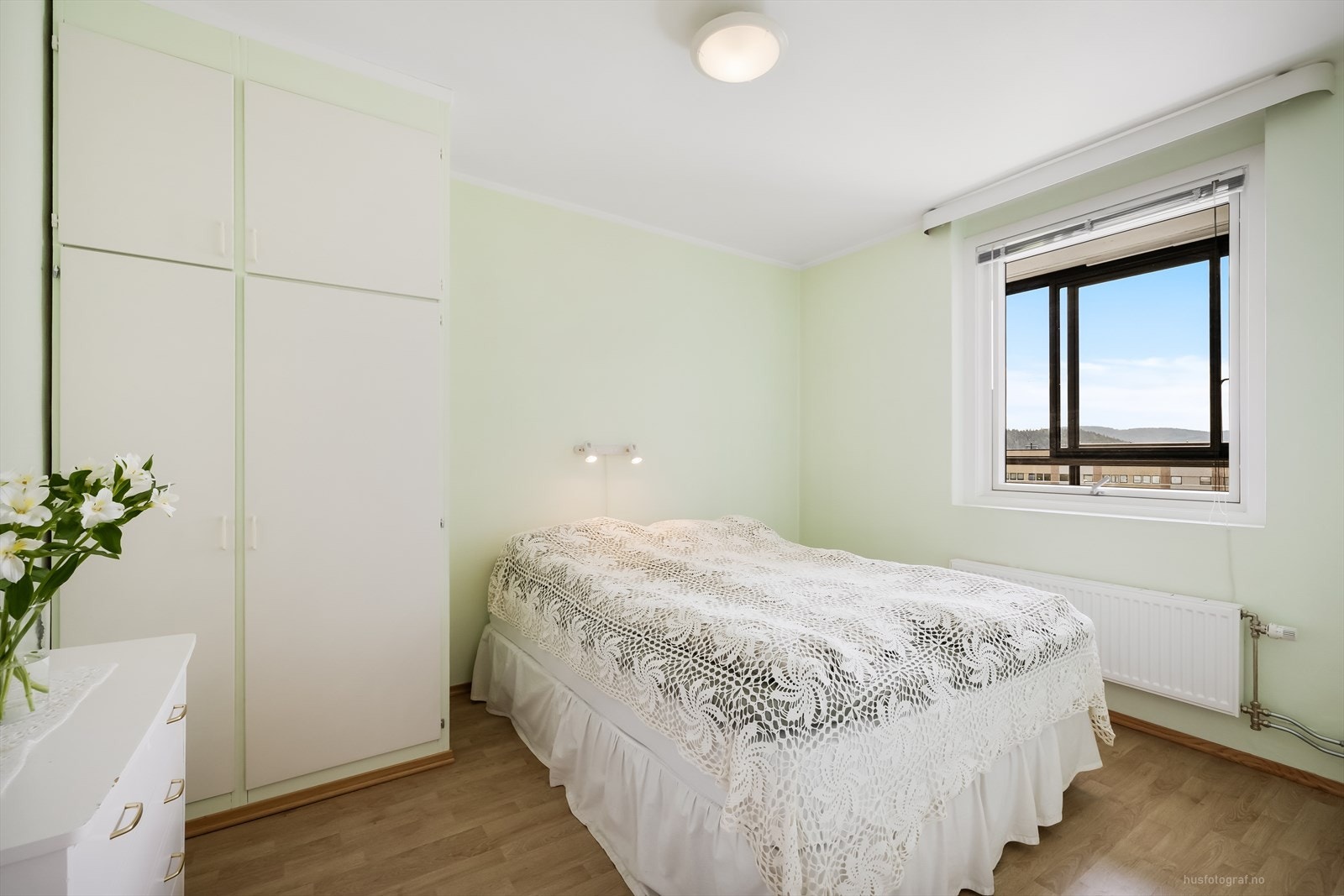 Soverom 1 med plassbygde skap Galleribilde