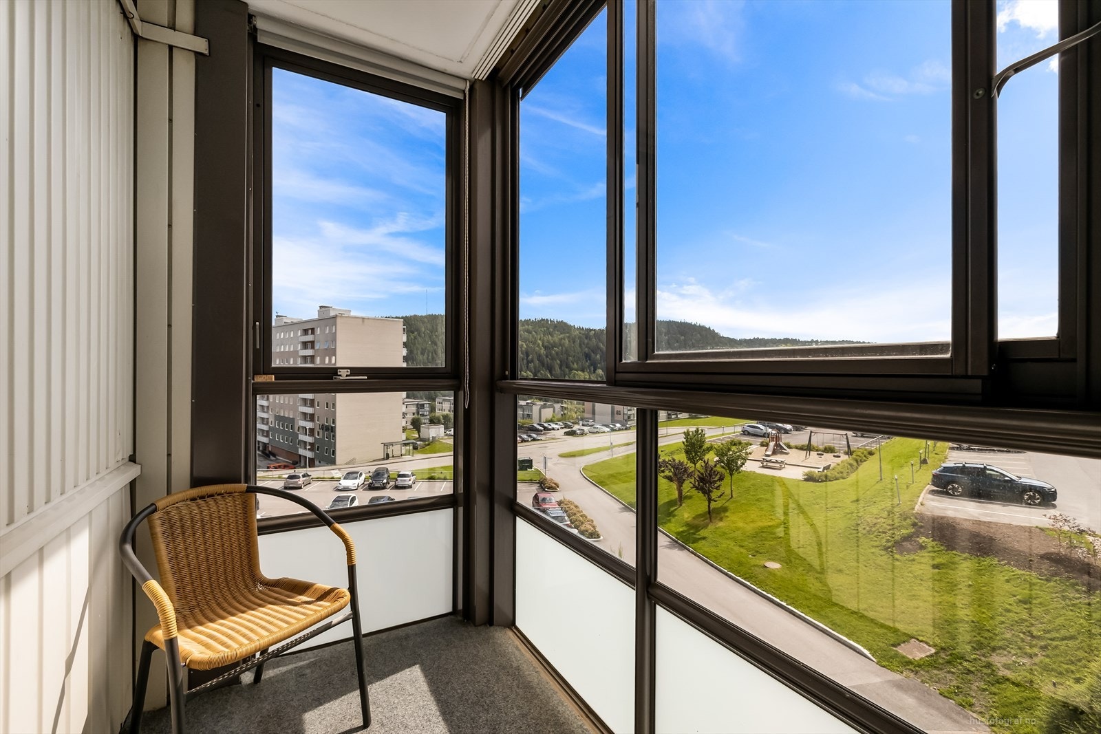 Koselig innglasset frokostbalkong med utgang fra kjøkken Galleribilde