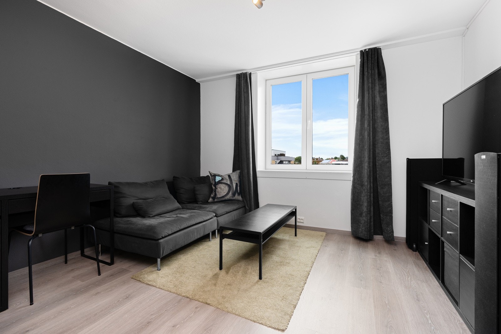 Her har en god plass til både sofagruppe og seng Galleribilde