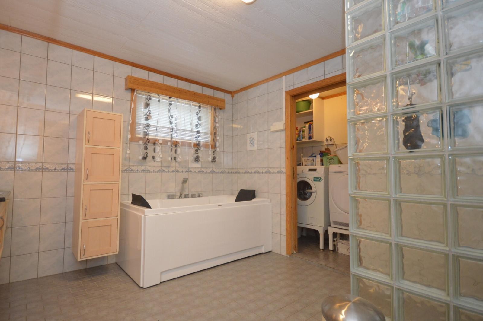 Bad med badekar og dusjsone Galleribilde