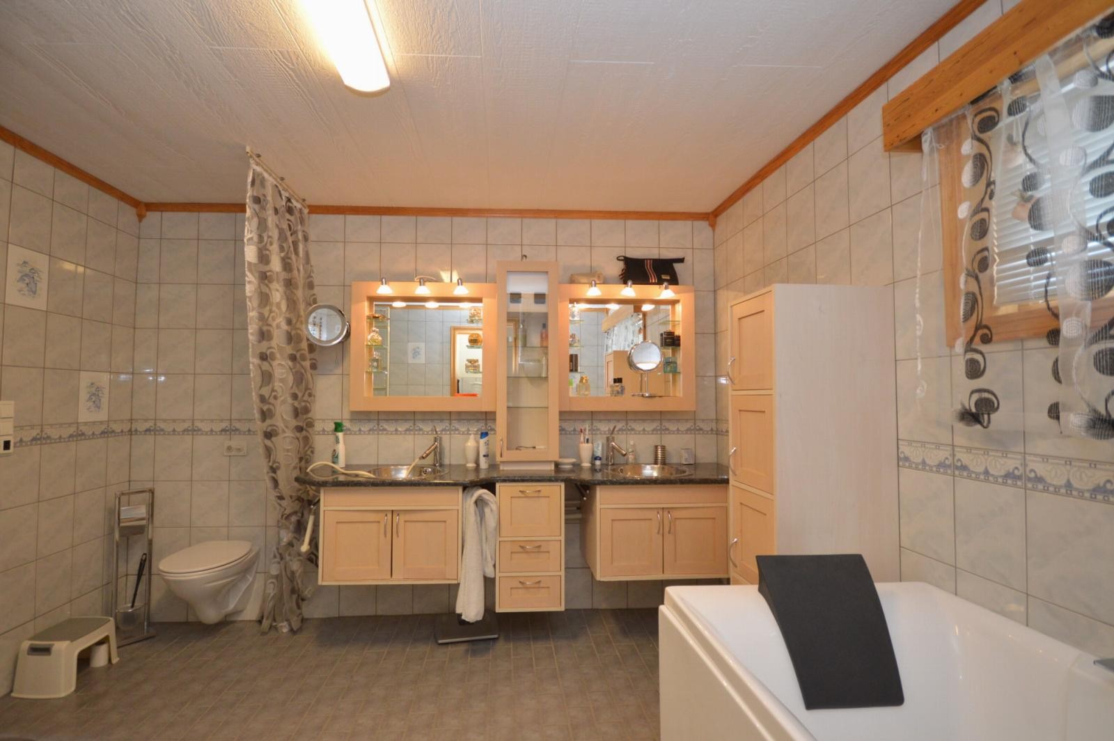 Bad med dobbel servant Galleribilde