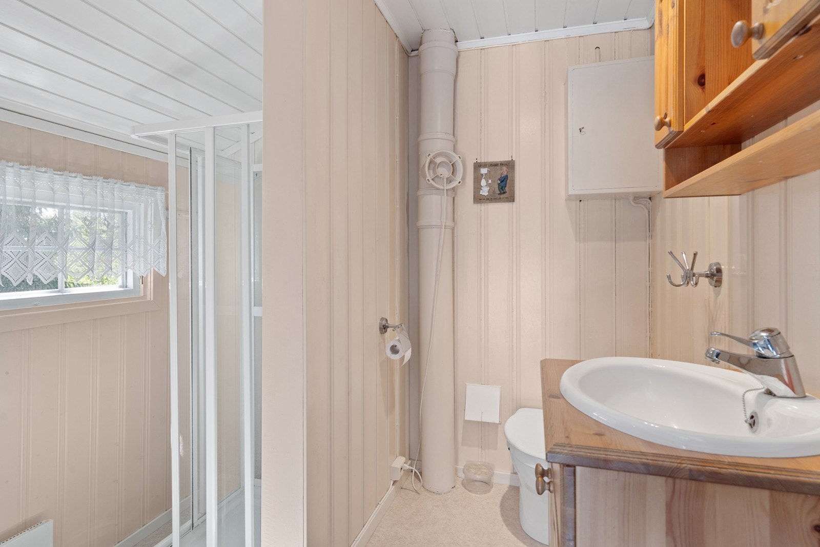 Toalettrom med snurredass. Galleribilde