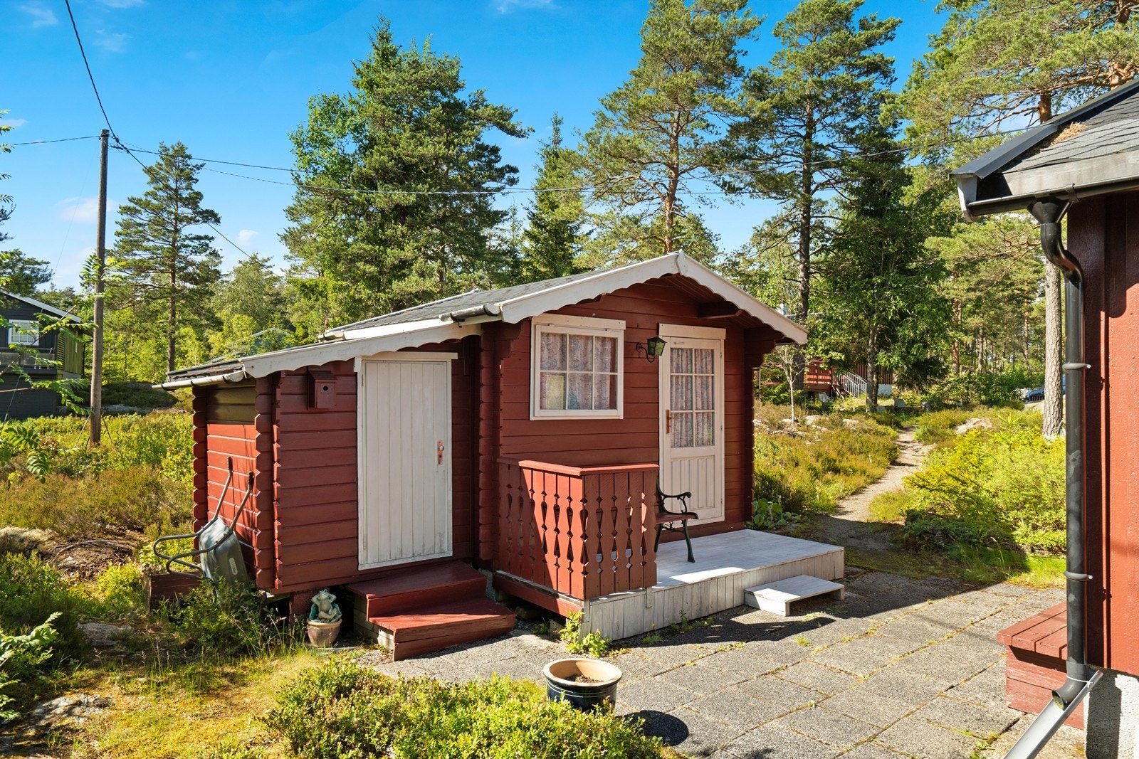 Anneks med et innredet rom og en utvendig bod. Galleribilde