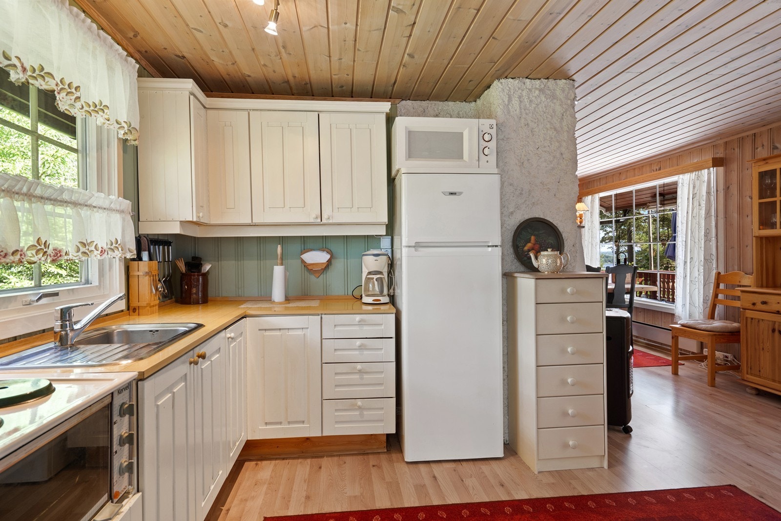 Lyst og pent kjøkken med profilerte fronter. Galleribilde