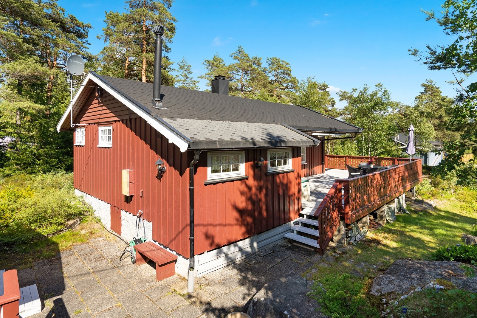 Hellelagt platting mellom hytte og anneks. Galleribilde