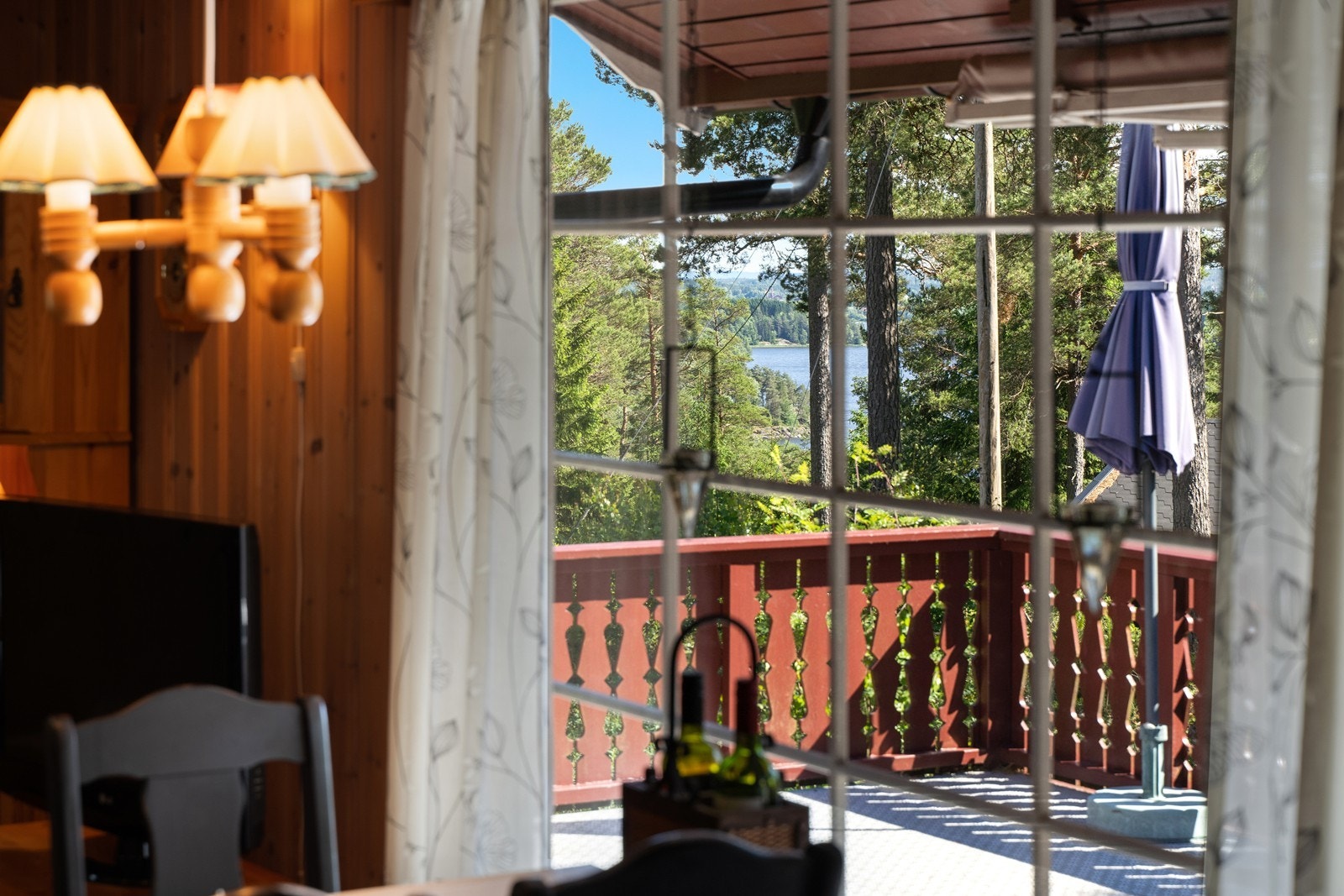 Hytteidyll med fin utsikt fra stuevinduet. Galleribilde