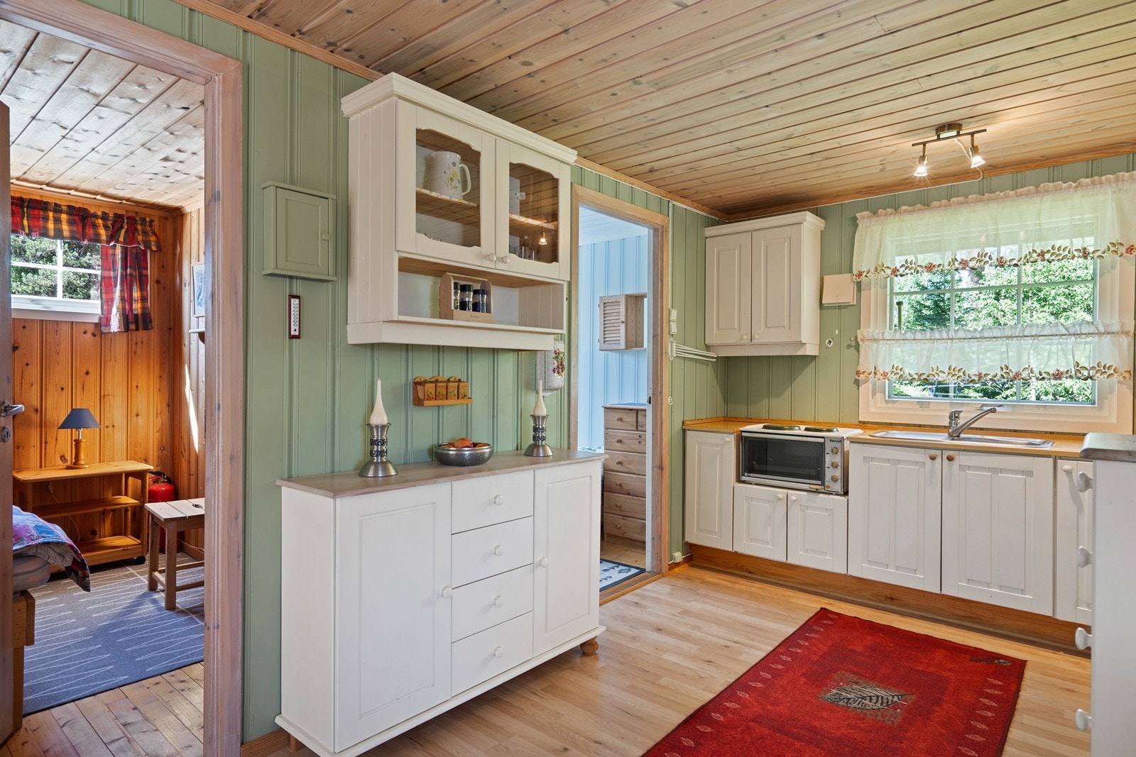 Kjøkkenet har en veldig god hyttestandard, og det er godt med benk- og skapplass. Galleribilde