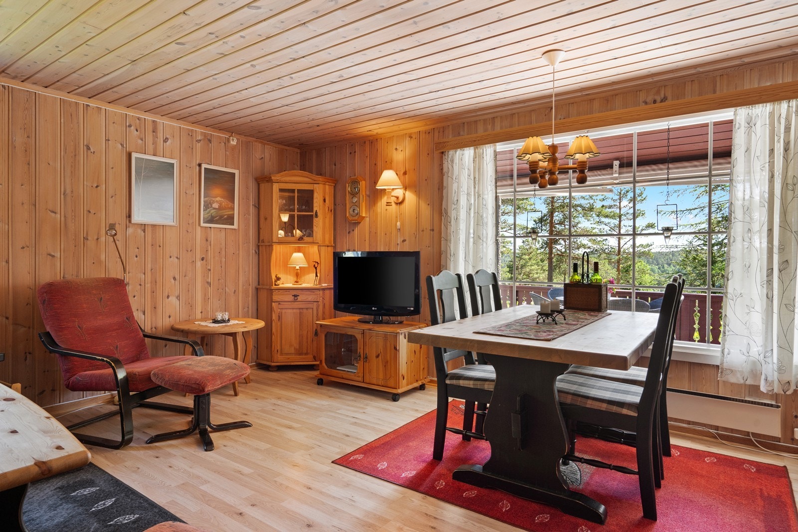 Stue med stort vindu og plass til både sofagruppe og spisestue. Galleribilde