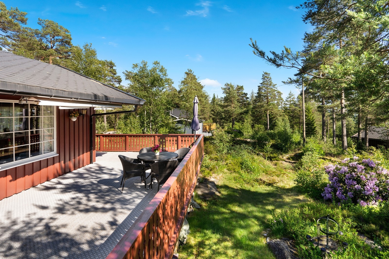 Hytta har en stor og delvis overbygget terrasse. Galleribilde