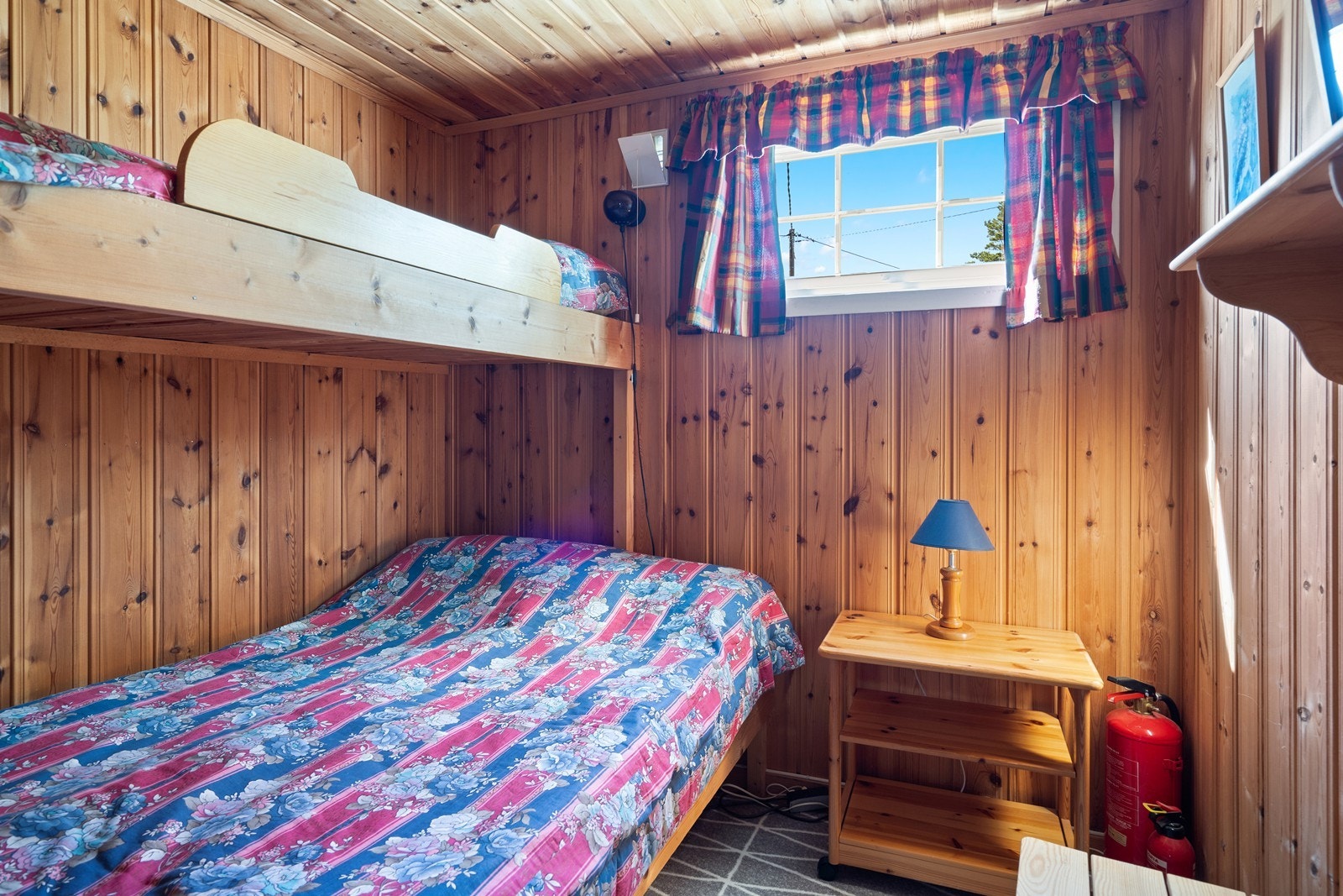 Soverom nr. 2 - her innredet med familiekøye. Galleribilde