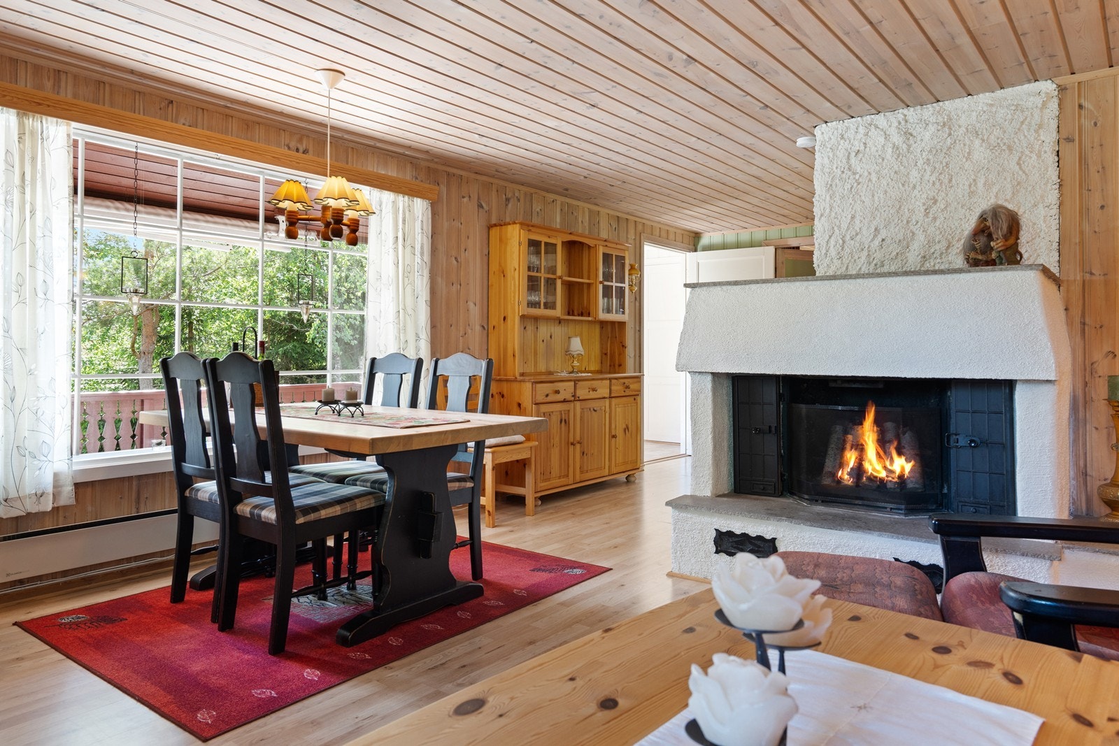 Stor peis i stua som gir den rette hyttefølelsen. Galleribilde
