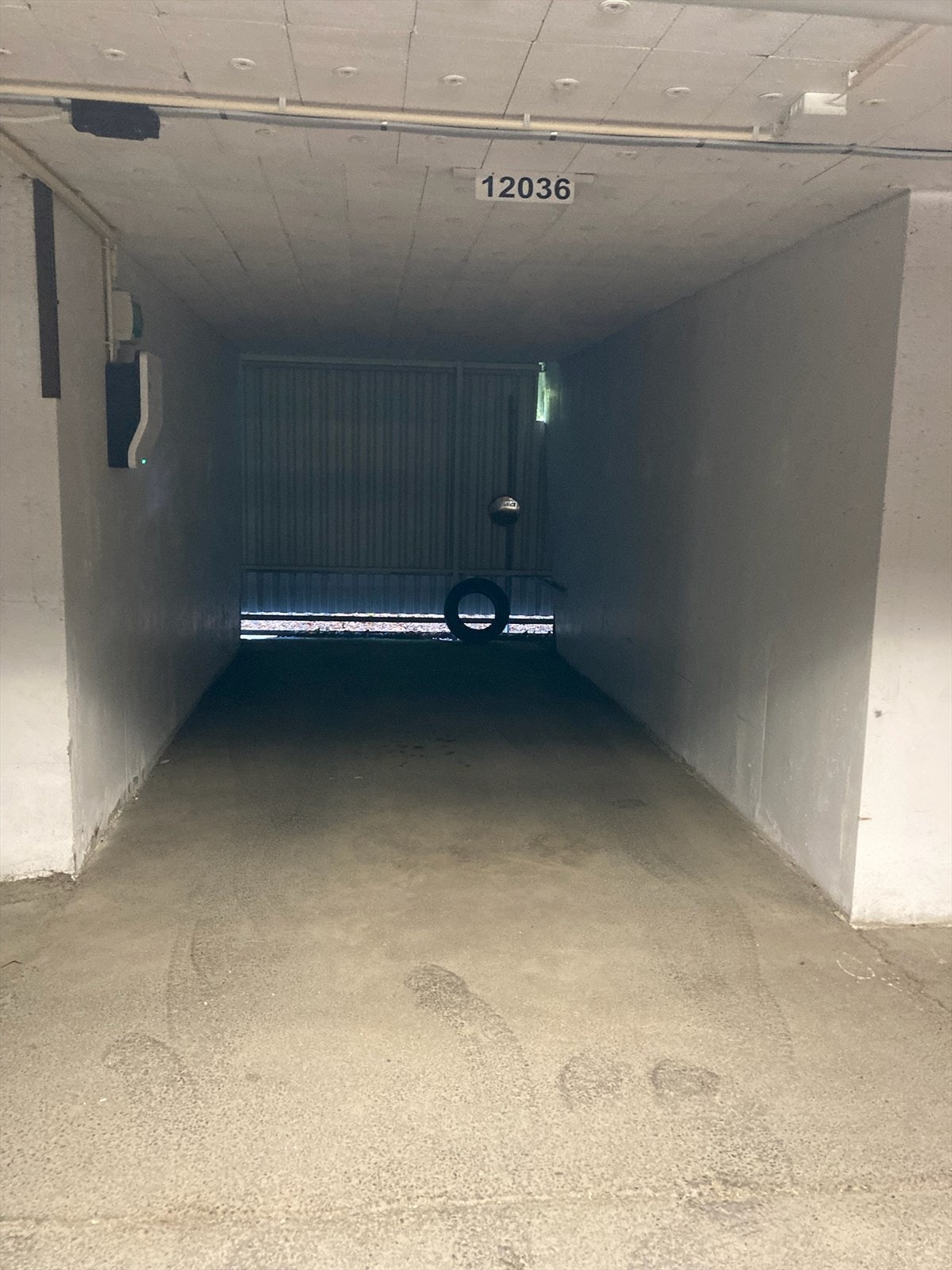 Det medfølger en garasjeplass i kjeller med trappefri adkomst via heis. Bredden er 2,7 m. Galleribilde