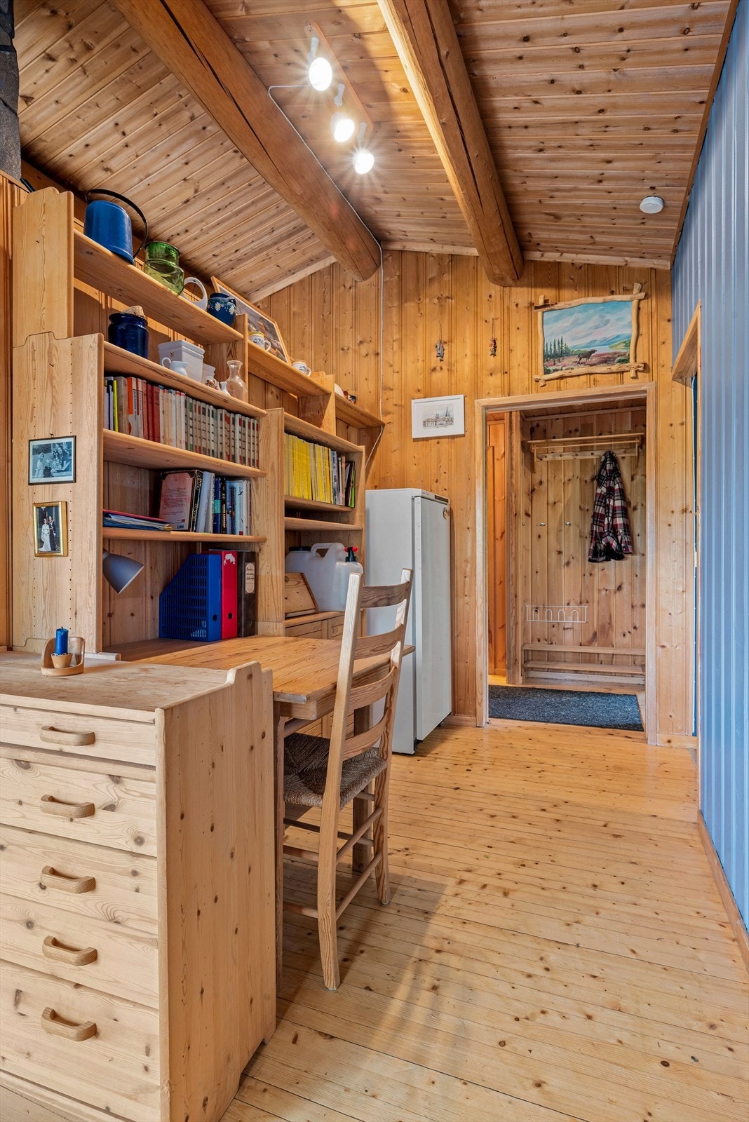 Gang med innredet kontorplass Galleribilde