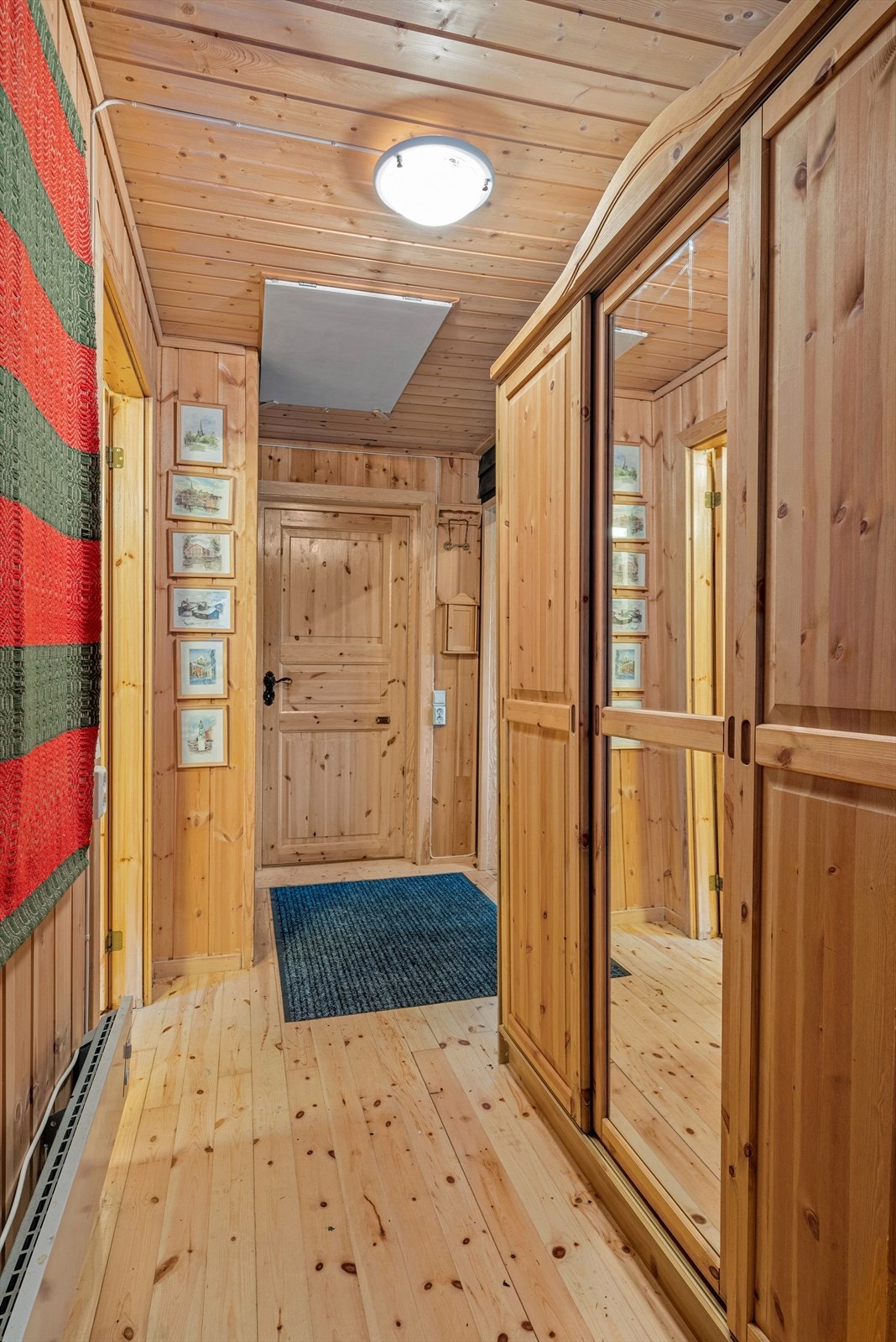 Romslig gang/entre med garderobe Galleribilde