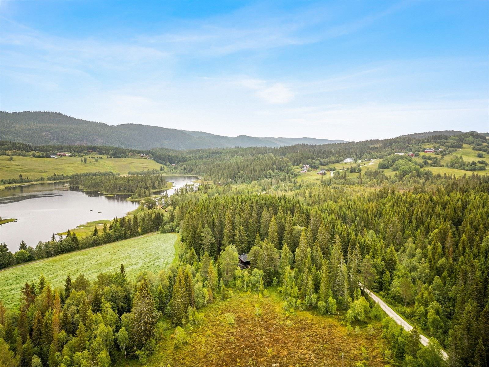 Idyll, rett ved tur og fiskemuligheter - Velkommen på visning! Galleribilde