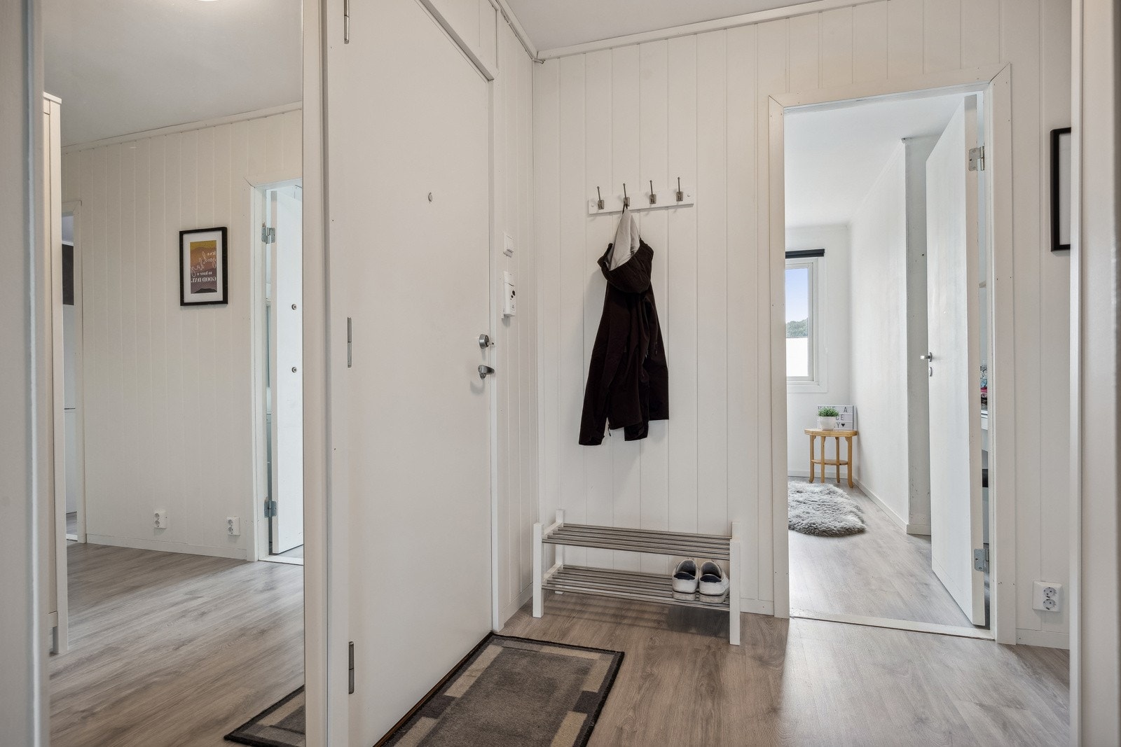 Innbydende gang med gode muligheter for å henge fra seg yttertøy. Galleribilde