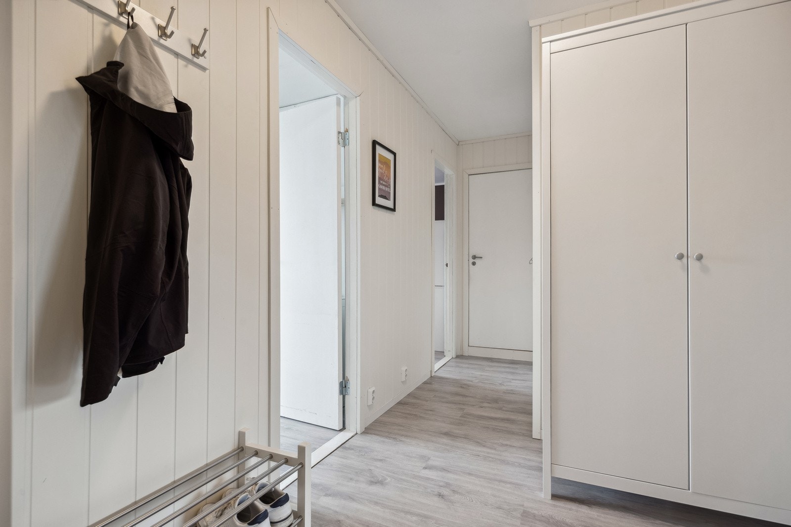 Leiligheten ligger i fjerde etasje og består av gang, romslig stue, kjøkken, to soverom, bod, bad og et separat toalett. Galleribilde