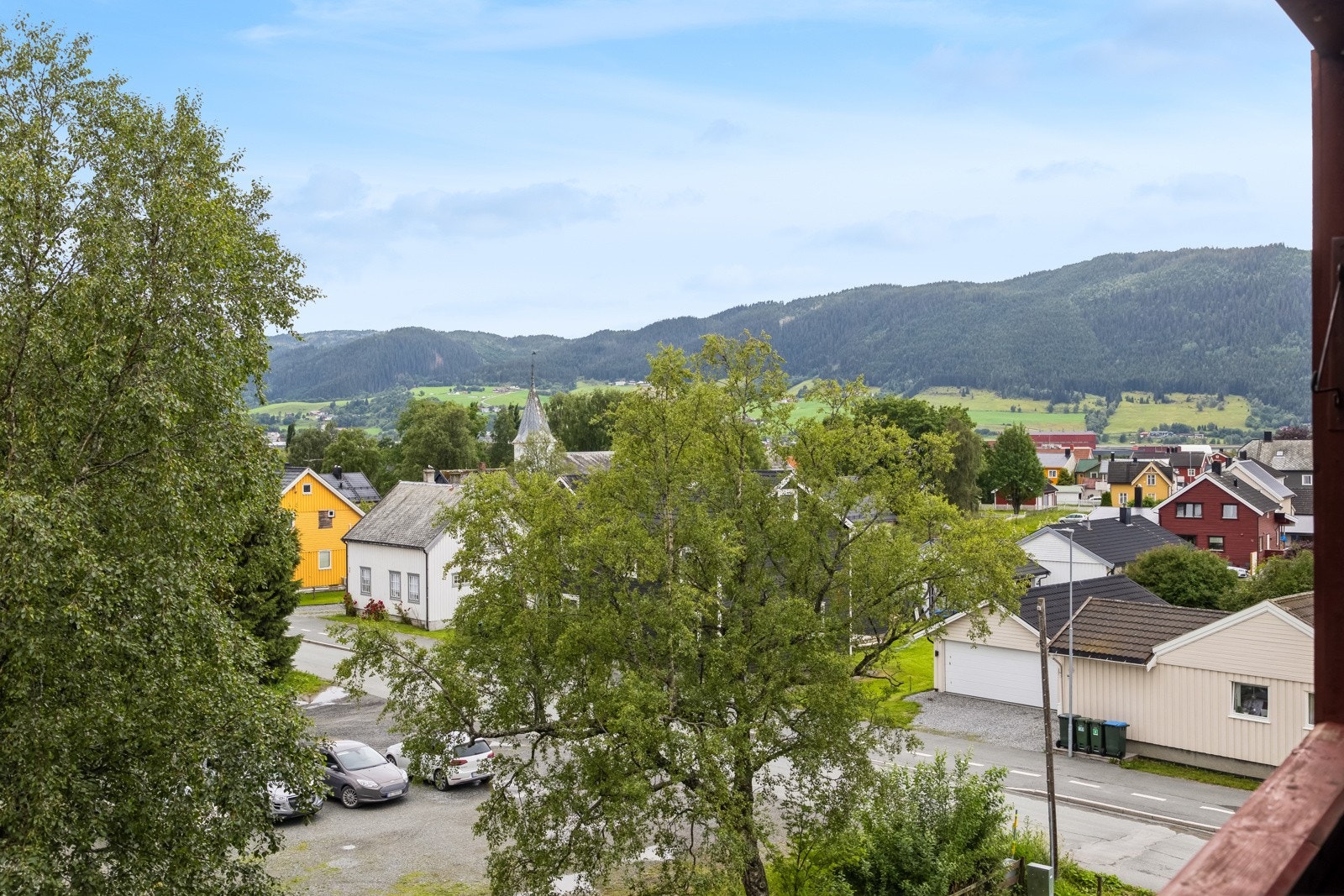 Fra balkongen kan man nyte en upåklagelig utsikt over Orkanger. Galleribilde