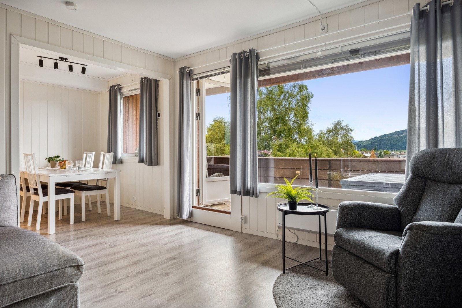 Fra stuen er det utgang til en solrik balkong på 10 kvm. Galleribilde