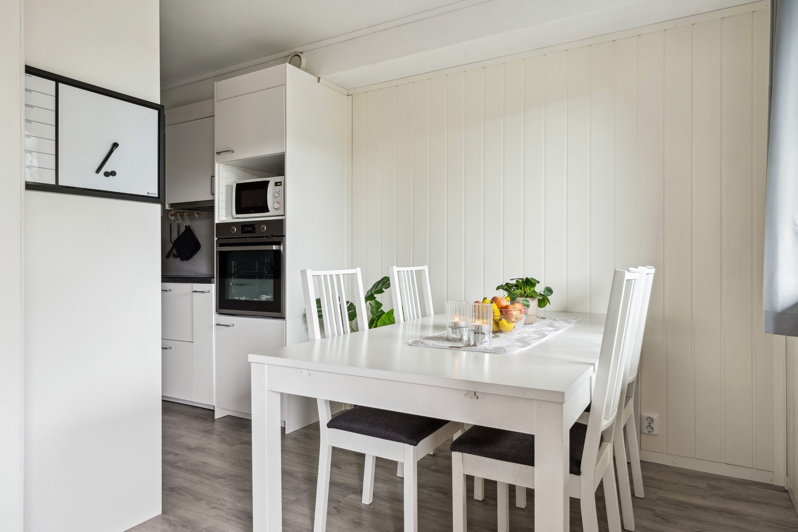 Spisegruppen finner sin naturlige plass i ovegang stue/kjøkken. Galleribilde