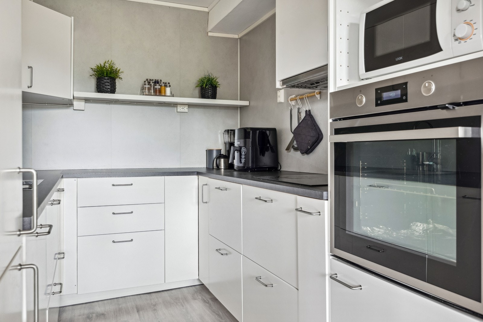 Innredning fra 2022. Kjøkkenet er utstyrt med integrert stekeovn, platetopp, oppvaskmaskin og kjøleskap med fryser. Galleribilde