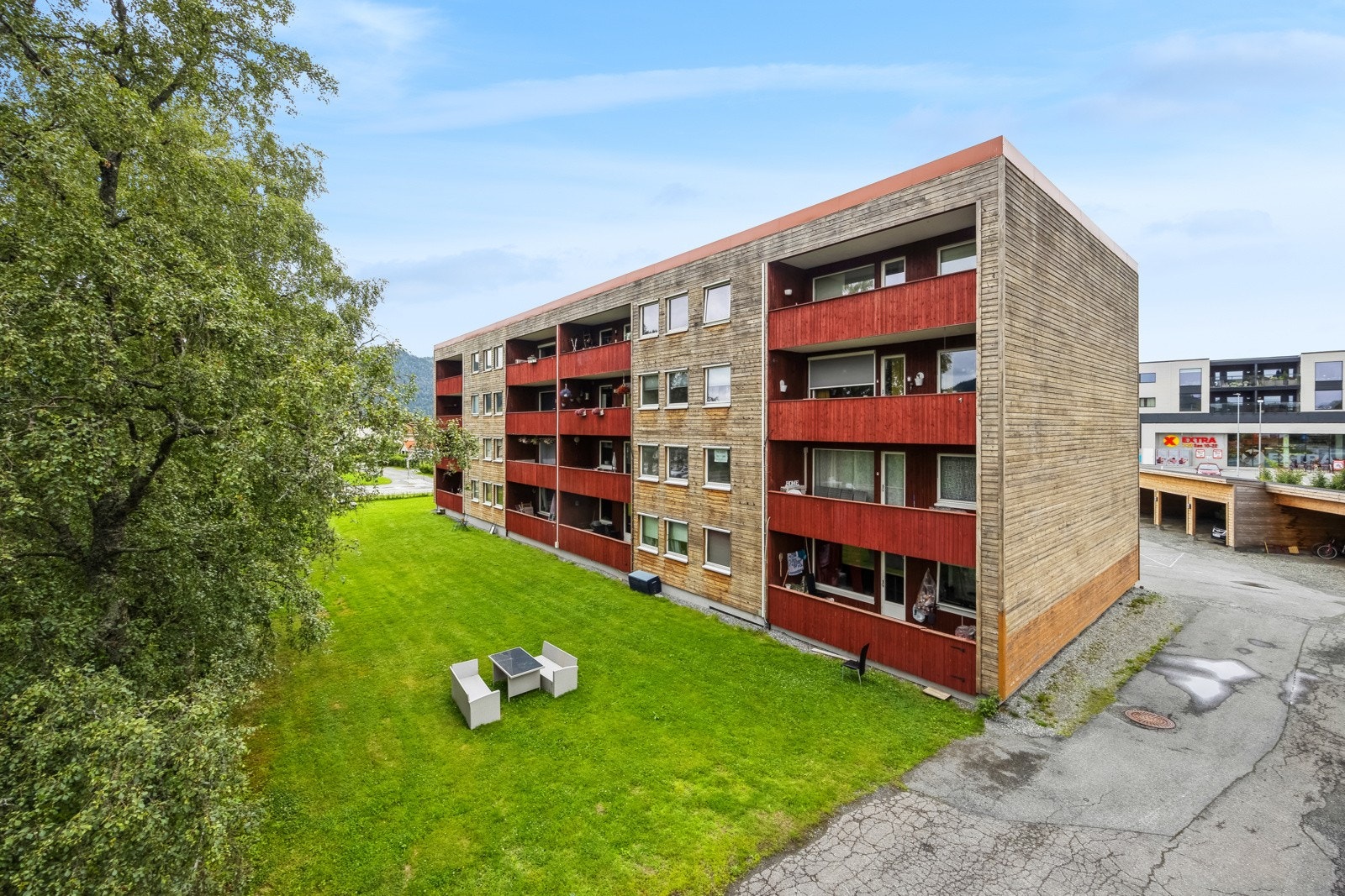 Leiligheten har svært sentral beliggenhet på Orkanger, og har gangavstand til butikk og en rekke servicefasiliteter. Galleribilde