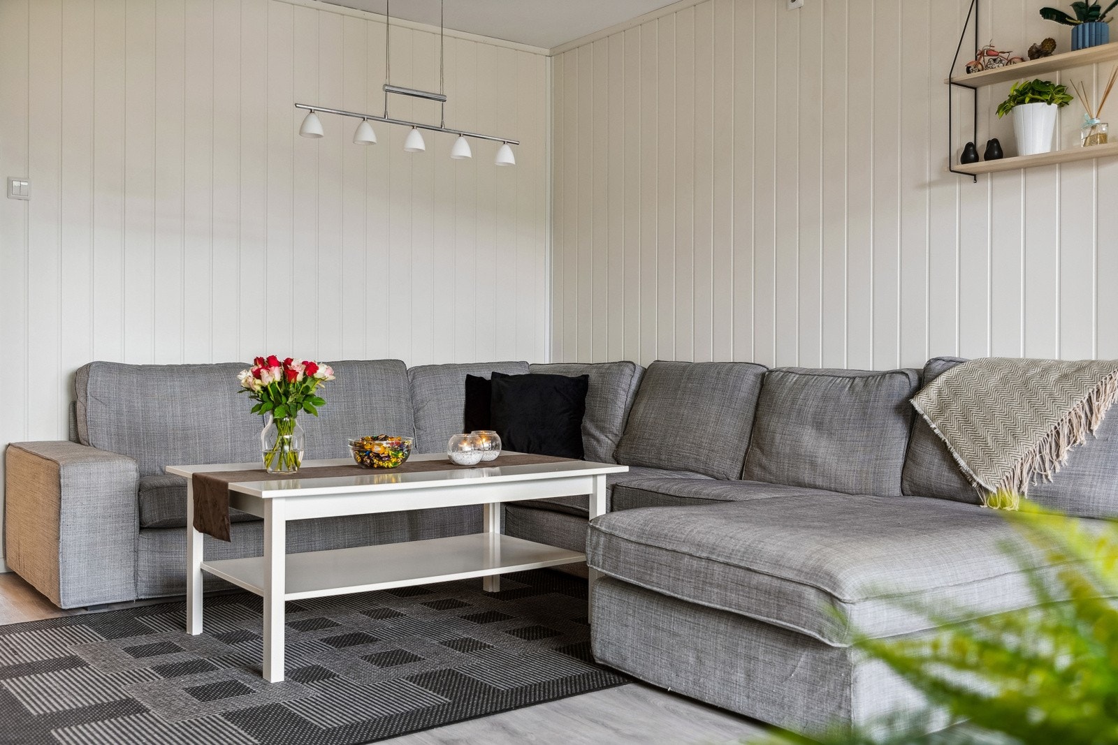 Leiligheten ble oppgradert i 2022 med nytt gulv, mdf-plater på vegger, moderne kjøkken og frisk maling. Galleribilde