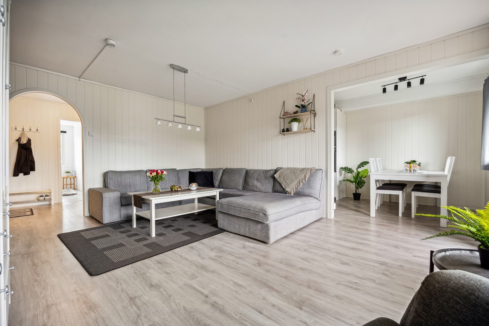 Videre inn i leiligehten kommer du inn til en stor og luftig stue med god plass til møblement. Galleribilde