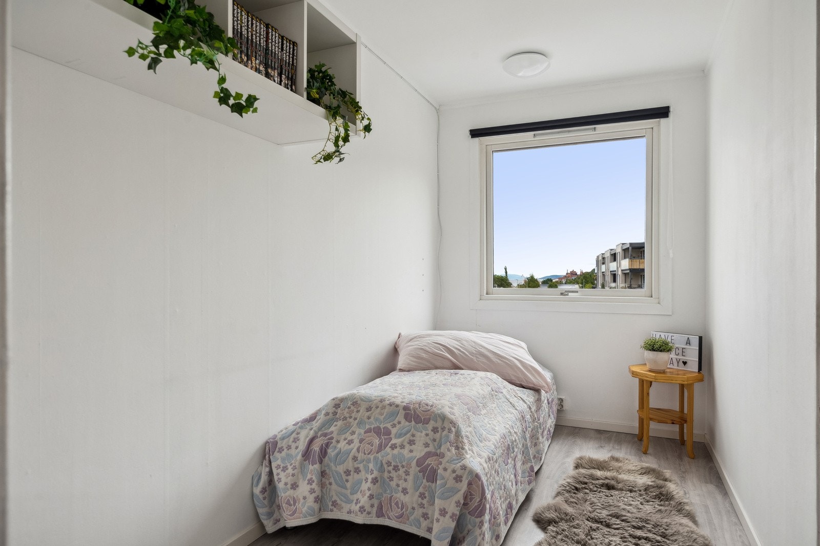 Soverom nr. 2 passer perfekt som barnerom eller gjesterom, men kan også benyttes som kontor. Galleribilde