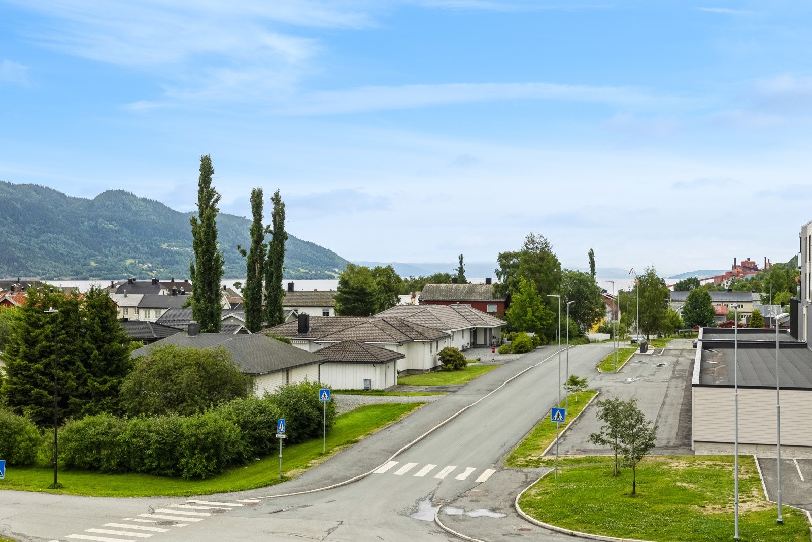 Boligen ligger i et diskre, barnevennlig nabolag. Se nabolagsprofil vedlagt salgoppgave for mer info. Galleribilde