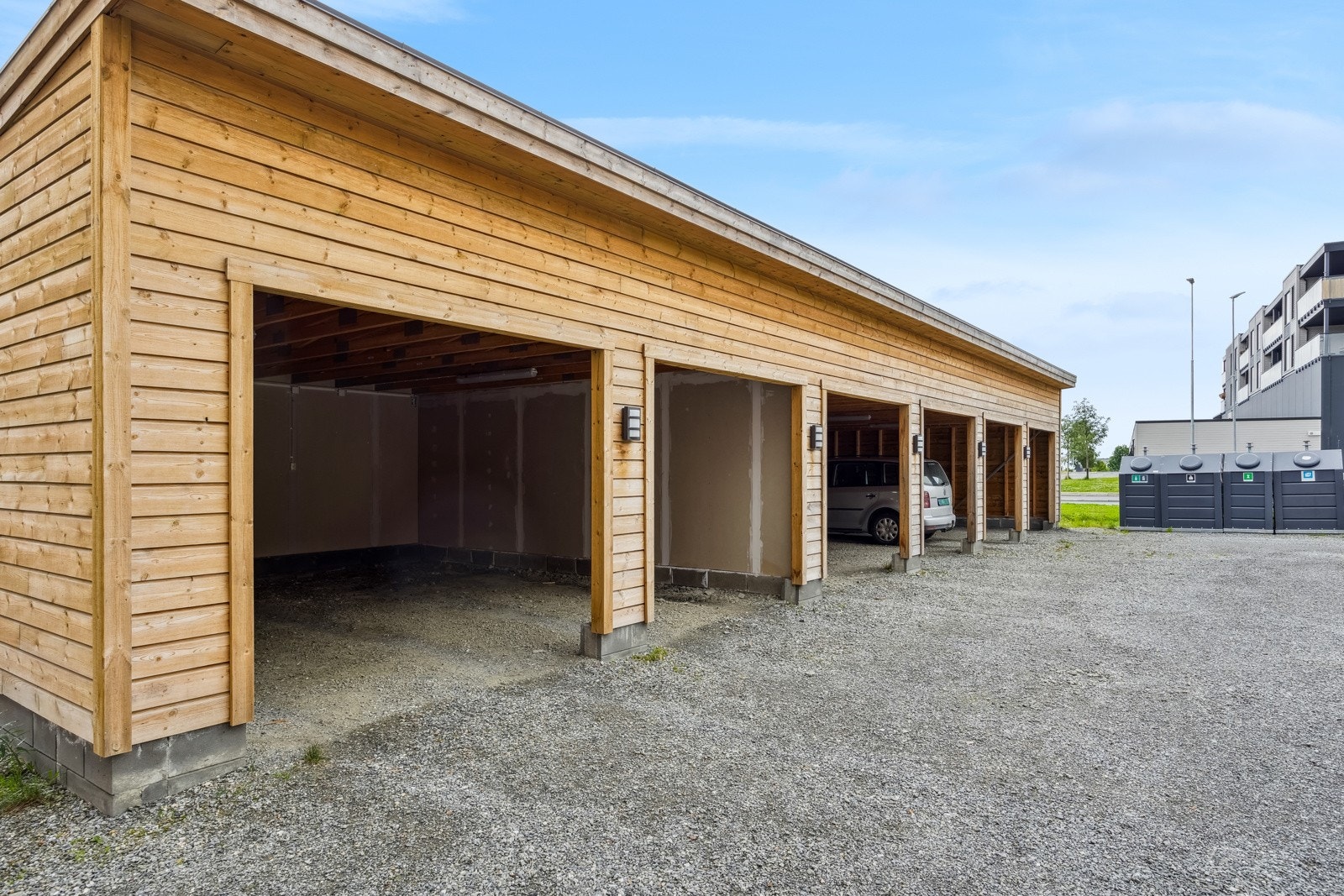 Det ble i 2021 oppført nye carporter på borettslagets eiendom. Galleribilde