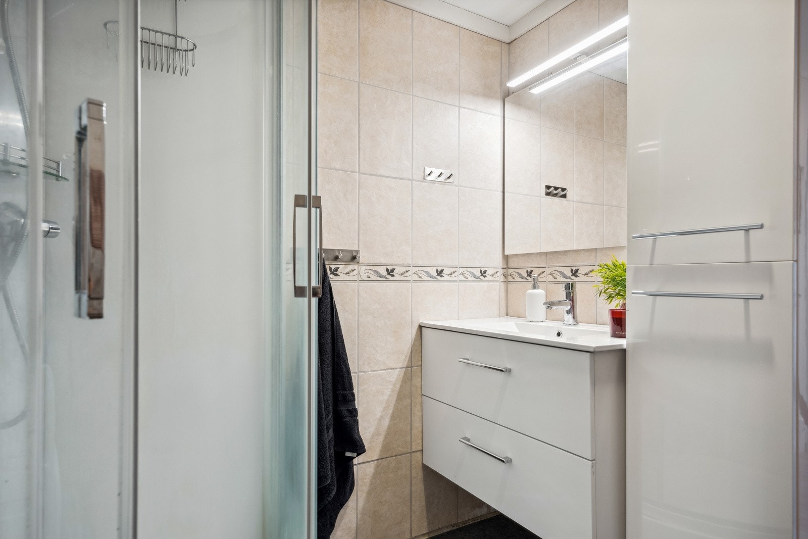 Badet har blant annet gulvvarme, opplegg til vaskemaskin og mekanisk avtrekk. Galleribilde