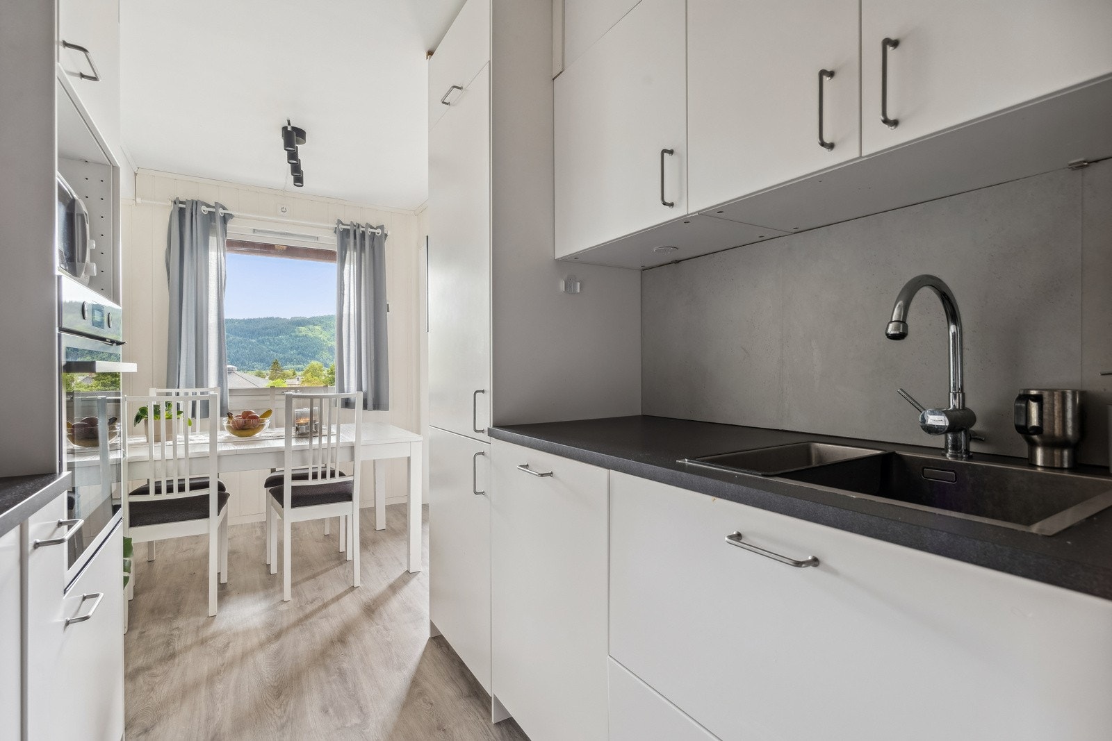 Kjøkkenet har rikelig med skap- og benkeplass. Galleribilde