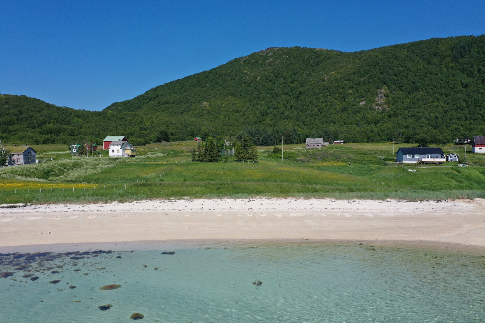 Strandlinjen nedenfor huset.