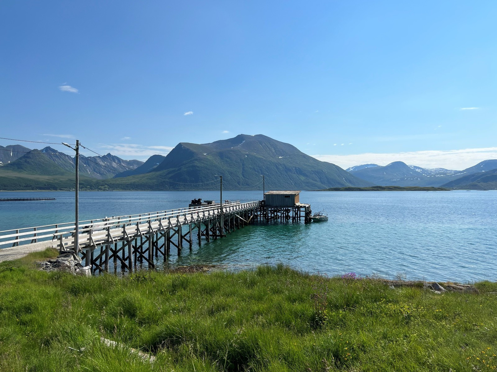 På Tussøya er det en stor kommunal kai. Her legger lokalbåten fra Sommarøy og Sandneshamn til.