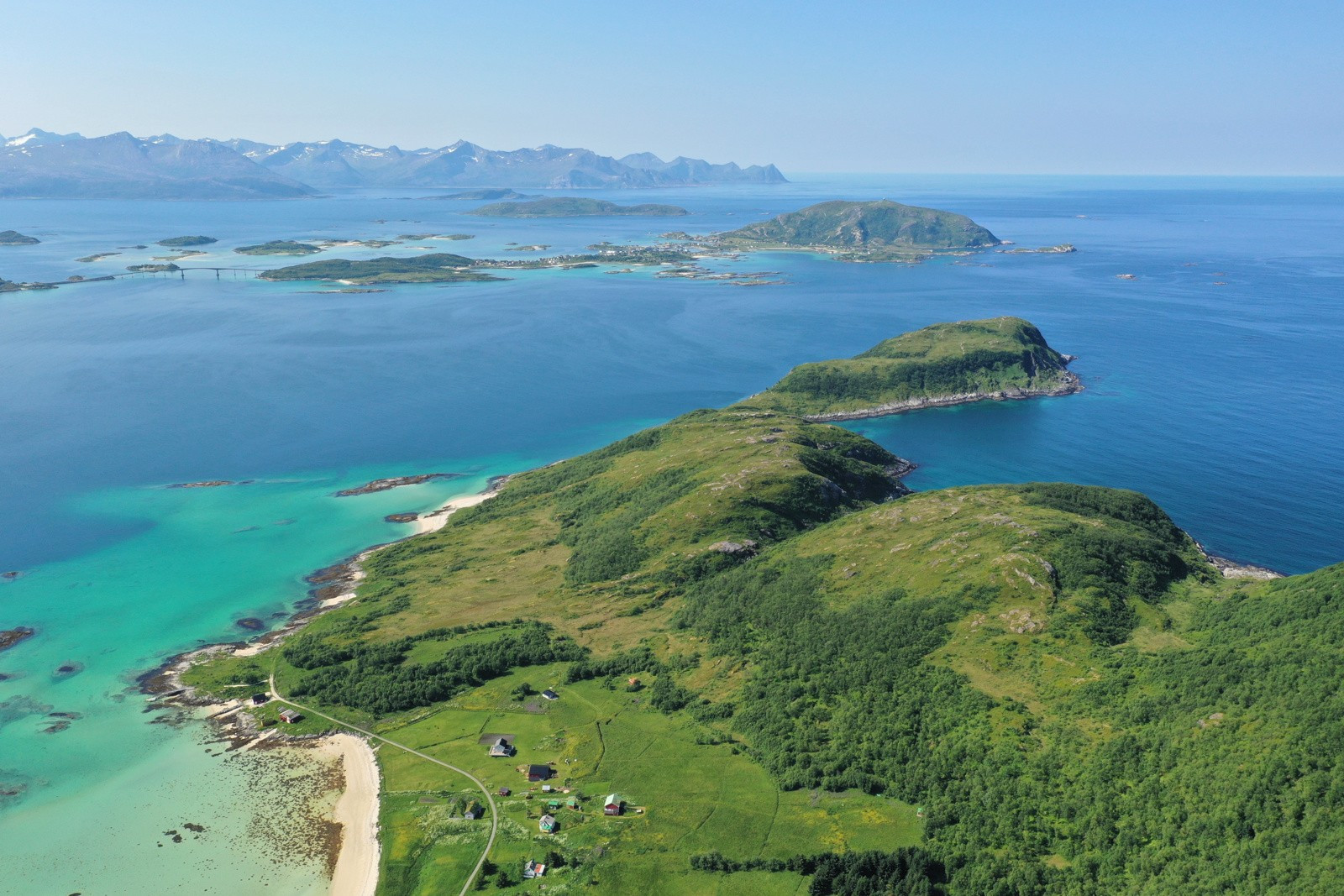 Fra Sommarøya er det bare 10 minutter med båt. Det går også lokalbåt mellom Sommarøya - Tussøya - Sandneshamn,